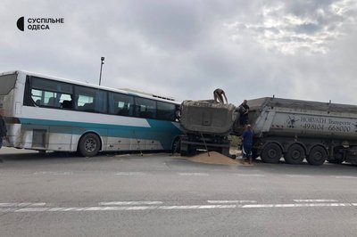 На Одещині в автобус в'їхала вантажівка: 17 поранених На Одещині в автобус в'їхала вантажівка: 17 поранених