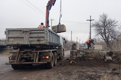 В Ізюмі комунальники розбирають блокпости російських окупантів