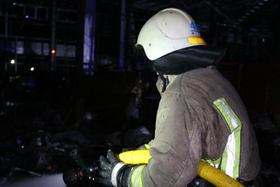 Внаслідок удару по терміналу "Нової Пошти" під Харковом були пошкоджені сім вантажівок —ДСНС