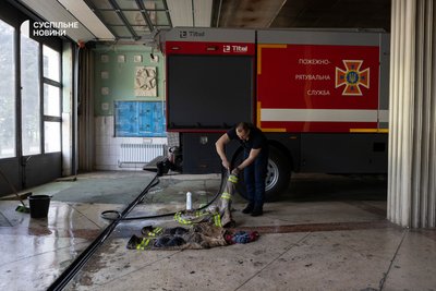 рятувальник змиває бруд з екіпірування у Харкові
