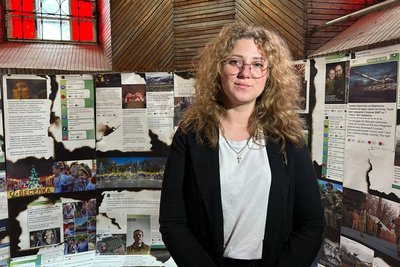 Фотографії, книжки та мистецька інсталяція про Маріуполь — у Житомирі відкрили виставку "Вежа: кроки пам’яті" Фотографії, книжки та мистецька інсталяція про Маріуполь — у Житомирі відкрили виставку "Вежа: кроки пам’яті"
