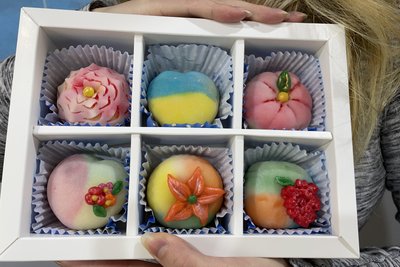 Японські десерти із українською символікою: нечуюча житомирська кондитерка розпочала авторський проєкт Японські десерти із українською символікою: нечуюча житомирська кондитерка розпочала авторський проєкт