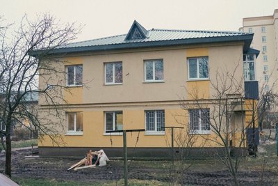 Нові дахи, вікна, балкони: у Бучі завершили ремонт 16 будинків, пошкоджених війною Нові дахи, вікна, балкони: у Бучі завершили ремонт 16 будинків, пошкоджених війною