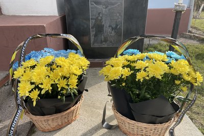 Херсон, поховальні вінки на прощання з захисниками Максимом Артюшенком та Андрієм Сіроштаном Херсон, поховальні вінки на прощання з захисниками Максимом Артюшенком та Андрієм Сіроштаном