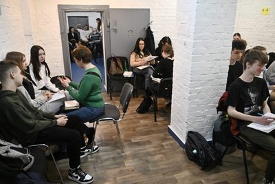 Діти навчаються у бомбосховищі київської школи Діти навчаються у бомбосховищі київської школи