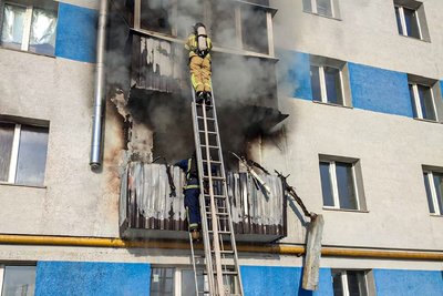 Рятувальники на місці удару російського дрона у Старому Салтові Рятувальники на місці удару російського дрона у Старому Салтові