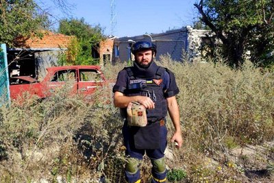 Земля буде безпечна: як рятувальники з Житомирщини розміновують території України Земля буде безпечна: як рятувальники з Житомирщини розміновують території України