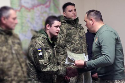 Військовослужбовців 199 центру ДШВ нагородили відзнаками Міноборони і грамотами Військовослужбовців 199 центру ДШВ нагородили відзнаками Міноборони і грамотами