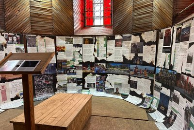 Фотографії, книжки та мистецька інсталяція про Маріуполь — у Житомирі відкрили виставку "Вежа: кроки пам’яті" Фотографії, книжки та мистецька інсталяція про Маріуполь — у Житомирі відкрили виставку "Вежа: кроки пам’яті"