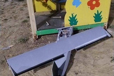 Дрон-приманка "Пародія", який знайшли на дитмайданчику в Харкові, 24 березня 2025 року Дрон-приманка "Пародія", який знайшли на дитмайданчику в Харкові, 24 березня 2025 року