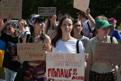 Люди вийшли на акцію протесту проти закону 12414 щодо НАБУ та САП, Миколаїв, 23 липня 2025 рік Люди вийшли на акцію протесту проти закону 12414 щодо НАБУ та САП, Миколаїв, 23 липня 2025 рік