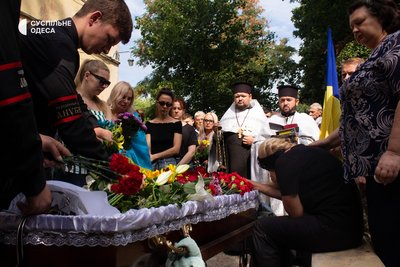 "Він був зразковим військовослужбовцем": під Одесою прощалися із зооволонтером, який загинув на Херсонщині "Він був зразковим військовослужбовцем": під Одесою прощалися із зооволонтером, який загинув на Херсонщині