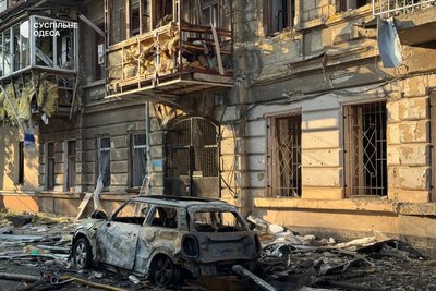 Згорілі автівки та пошкоджені будинки в центрі Одеси: фото наслідків нічної атаки Згорілі автівки та пошкоджені будинки в центрі Одеси: фото наслідків нічної атаки
