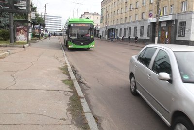 "Напливи" на дорогах у Житомирі: водії та пішоходи скаржаться — як реагують комунальники "Напливи" на дорогах у Житомирі: водії та пішоходи скаржаться — як реагують комунальники