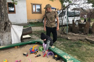 У родині азовця Володимира Дубровця з Житомирщини, який взяв під опіку вісьмох дітей, народився син У родині азовця Володимира Дубровця з Житомирщини, який взяв під опіку вісьмох дітей, народився син