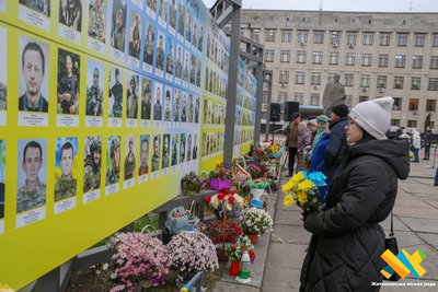 День Збройних сил України: у Житомирі на Алеї Слави з'явився ще один стенд із захисниками День Збройних сил України: у Житомирі на Алеї Слави з'явився ще один стенд із захисниками