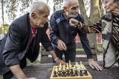 Літні люди грають в шахи у центрі переселенців у Харкові Літні люди грають в шахи у центрі переселенців у Харкові