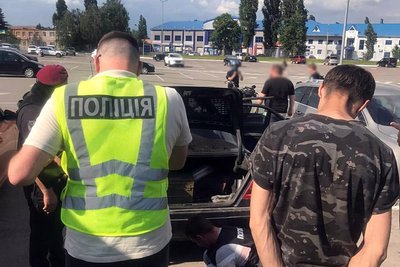 Переробляв та продавав: на Житомирщині поліцейські виявили у місцевого жителя вогнепальну зброю Переробляв та продавав: на Житомирщині поліцейські виявили у місцевого жителя вогнепальну зброю