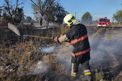 Горіли автошкола, сміття та суха трава: на Вінниччині за добу сталося 11 пожеж Горіли автошкола, сміття та суха трава: на Вінниччині за добу сталося 11 пожеж