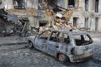 Обвал частини будинку, пошкоджені квартири та вибиті вікна: фото наслідків атаки РФ на Одесу