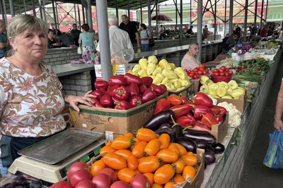 Жінка продає овочі на ринку