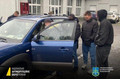 Намагався дати хабар командувачу ОСУВ "Одеса": правоохоронці затримали чоловіка Намагався дати хабар командувачу ОСУВ "Одеса": правоохоронці затримали чоловіка