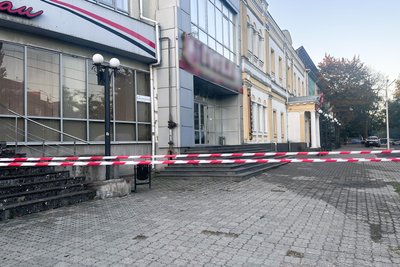 Внаслідок обстрілу в Миколаєві пошкоджено готель, вогнеборці врятували чотирьох людей Внаслідок обстрілу в Миколаєві пошкоджено готель, вогнеборці врятували чотирьох людей