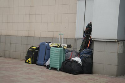 Обстріл Сум: уламки БпЛА впали на вокзал, є поранений Обстріл Сум: уламки БпЛА впали на вокзал, є поранений
