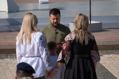 Зеленський вручаю нагороду родині загиблого військового