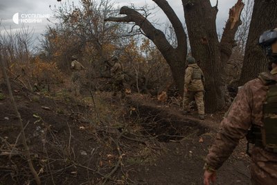 Артилеристи прямують в укриття сховатись від російських дронів