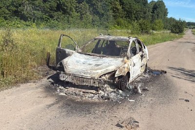 FPV-дрон атакував автівку у Старосалтівській громаді 29 червня FPV-дрон атакував автівку у Старосалтівській громаді 29 червня