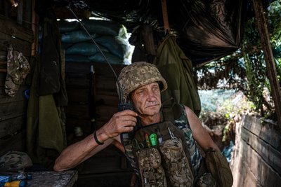Український солдат розмовляє по рації на передовій на Донеччині