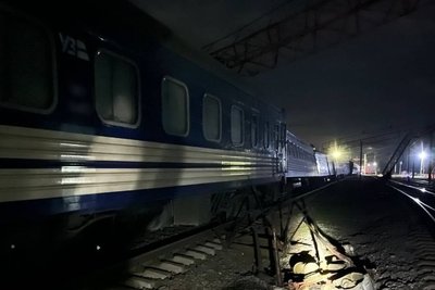 Поблизу станції "Коломак" вантажівка в'їхала в пасажирський потяг Поблизу станції "Коломак" вантажівка в'їхала в пасажирський потяг