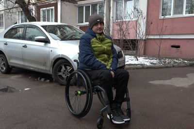 У Житомирі ветеран чекає понад пів року на підйомник у під'їзді, аби самостійно пересуватися — чому досі не збудували У Житомирі ветеран чекає понад пів року на підйомник у під'їзді, аби самостійно пересуватися — чому досі не збудували