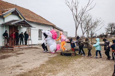 "Не боюсь за своє життя": як одеські волонтери допомагають дітям на Херсонщині "Не боюсь за своє життя": як одеські волонтери допомагають дітям на Херсонщині