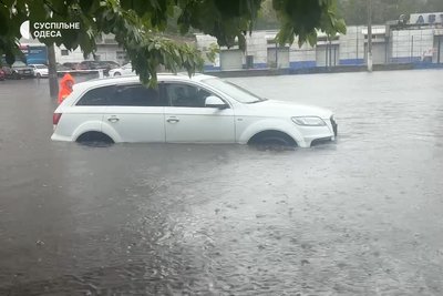 Негода в Одесі: частина електротранспорту не курсує, рух на дорогах ускладнений Негода в Одесі: частина електротранспорту не курсує, рух на дорогах ускладнений