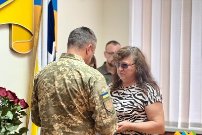 У Житомирі рідним полеглих захисників України передали ордени "За мужність" У Житомирі рідним полеглих захисників України передали ордени "За мужність"