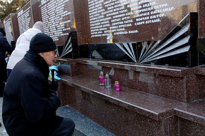 покладення квітів, тернопіль, вшанування загиблих, річниця повномасштабного вторгнення покладення квітів, тернопіль, вшанування загиблих, річниця повномасштабного вторгнення