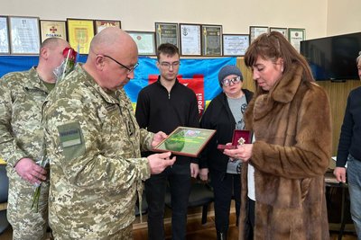На Одещині родини загиблих прикордонників отримали ордени "За мужність" На Одещині родини загиблих прикордонників отримали ордени "За мужність"