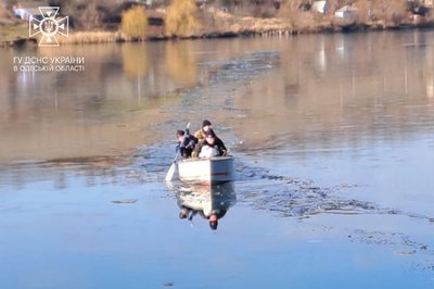 На півдні Одещини врятували лебедя, який замерз у крижині в ставку На півдні Одещини врятували лебедя, який замерз у крижині в ставку