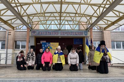 День пам'яті Героїв Небесної Сотні: учні житомирського ліцею влаштували перформанс із білими янголами День пам'яті Героїв Небесної Сотні: учні житомирського ліцею влаштували перформанс із білими янголами