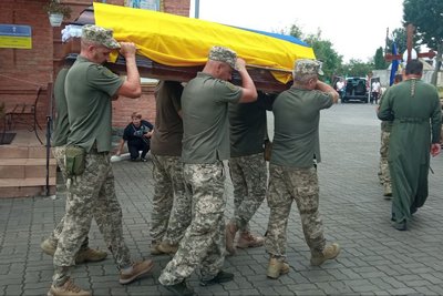 Тіло упізнали за старим пораненням: у Хмельницькому поховали загиблого бійця Антона Борисова Тіло упізнали за старим пораненням: у Хмельницькому поховали загиблого бійця Антона Борисова