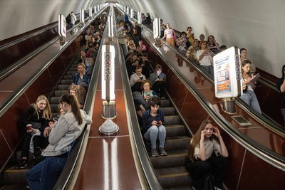 Люди в метро під час російського ракетного обстрілу Києва Люди в метро під час російського ракетного обстрілу Києва
