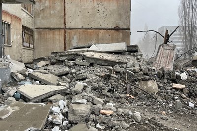 Подрібнені плити панельного будинку під час демонтажу в Харкові, грудень 2025 року Подрібнені плити панельного будинку під час демонтажу в Харкові, грудень 2025 року