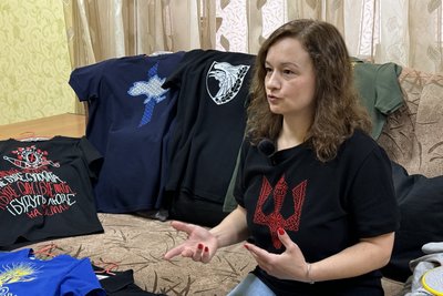 Некласична вишиванка: сум'янка Ксенія Шпилька оздоблює футболки