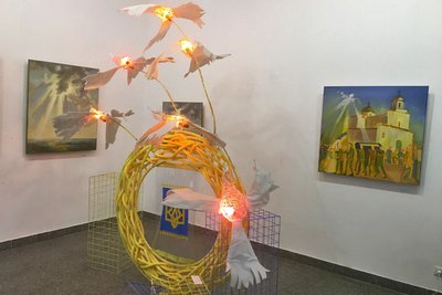 Живопис, інсталяції та графіка: у Луцьку презентували виставку з 61 картини