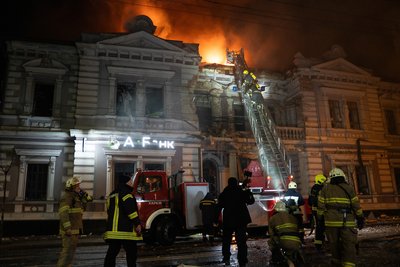 Рятувальники ДСНС гасять пожежу в будинку в центрі Харкова, ракетний обстріл