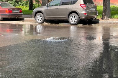 У Житомирі частину вулиці залило водою — на водоканалі пояснили, що сталося У Житомирі частину вулиці залило водою — на водоканалі пояснили, що сталося