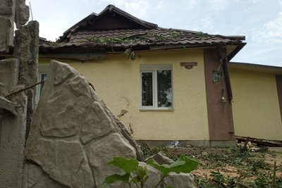 Пошкоджені дахи та зламані дерева: наслідки негоди у Хмельницькій громаді