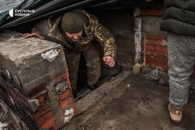 Капелан підіймається з підвалу руїн протестантської церкви, грудень 2022 року. Цю церкву спалили російські військові під час окупації села. Капелан підіймається з підвалу руїн протестантської церкви, грудень 2022 року. Цю церкву спалили російські військові під час окупації села.